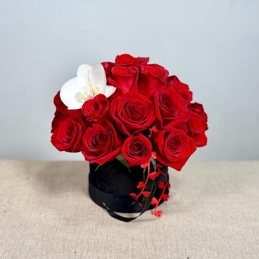 La Petite Luxe (Caja boutique de 25 rosas rojas y orquídeas) cumpleaños, te amo, porque sí, gracias, regalo romántico