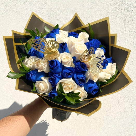 Bouquet Buchon: Ramo Impactante de 50 Rosas Blancas y Azules