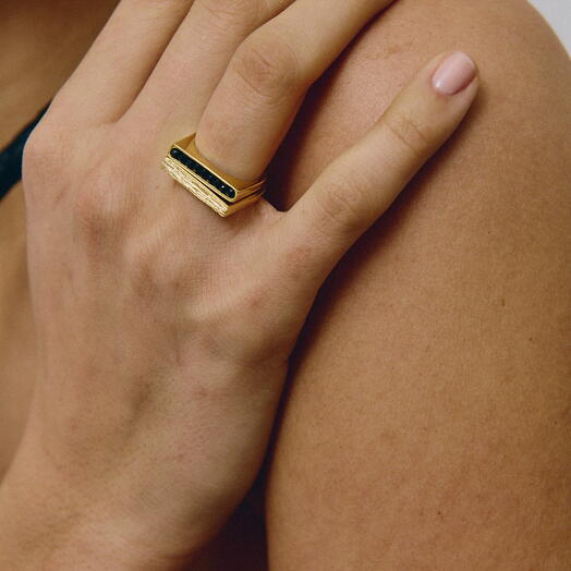 Conjunto de dos anillos rectangulares plata, bano de oro y espinela negra