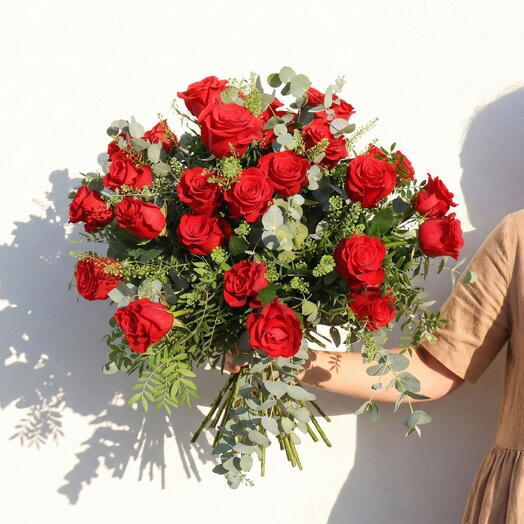 Ramo Premium de 18 Rosas Rojas Deluxe con Eucalipto – 18 ROSAS DLX