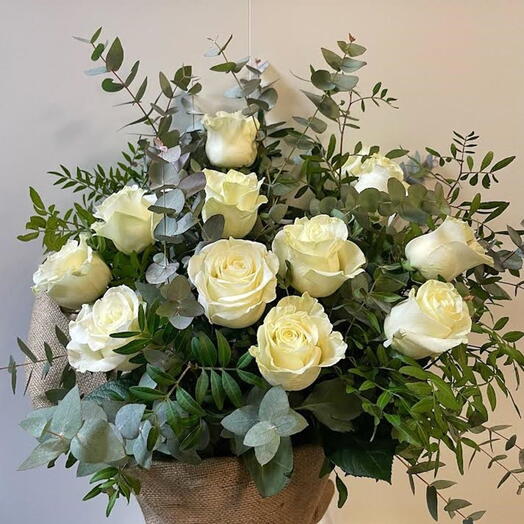 Ramo de 12 Rosas Blancas con Verdes Variados