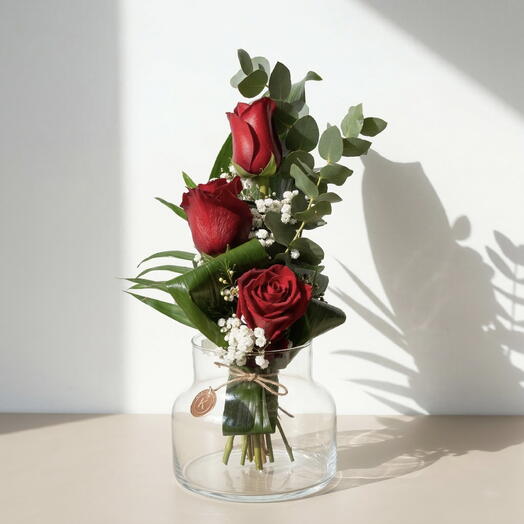 Triroses – Bouquet of 3 red roses with baby's breath and eucalyptus