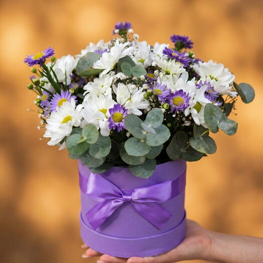 Boîte à chapeaux lilas avec eucalyptus