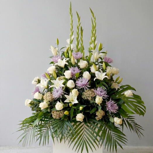Centro funerario en tonos blancos y lilas