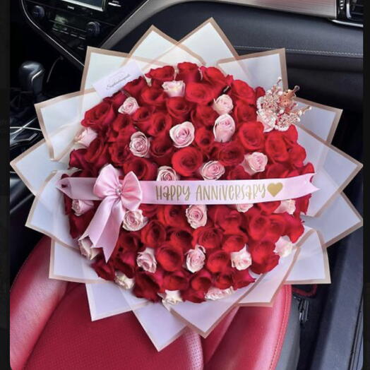 Ramo de rosas rojas y rosas con cinta y Corona