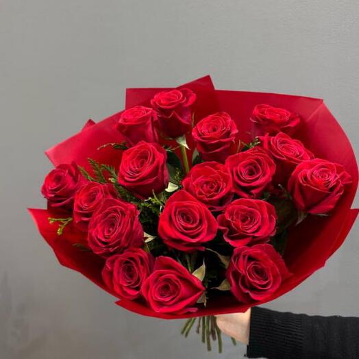 Ramo de 17 rosas rojas con papel