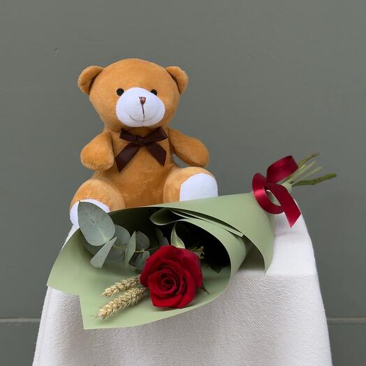 Rosa arreglada con peluche