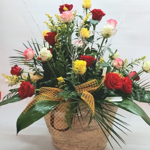 CESTA DE ROSAS MULTICOLOR
