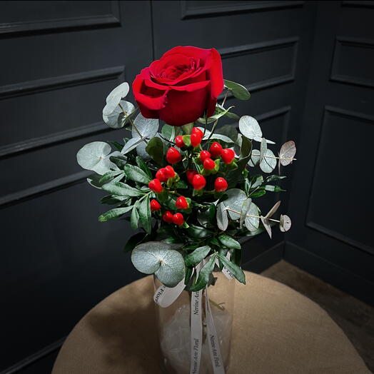 Ramito de una rosa con Hypericum