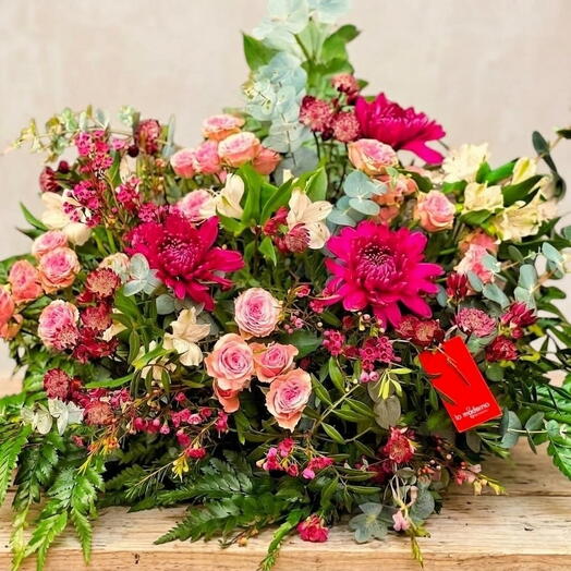 Centro Floral Romantico con Crisantemos y Rosas