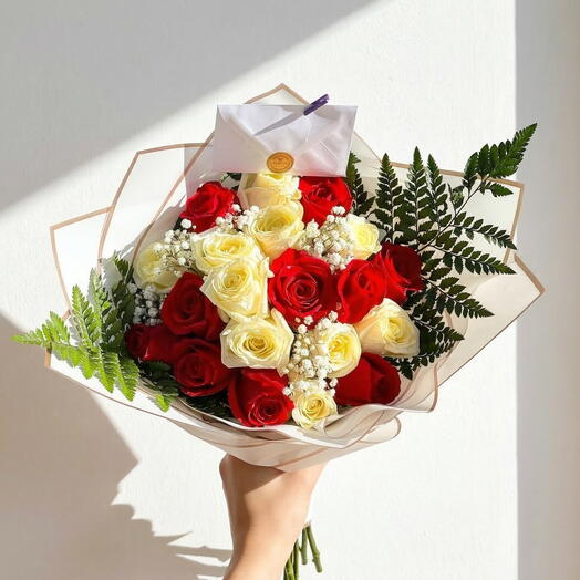 Ramo de Rosas Rojas y Blancas con Paniculata – Elegancia Clasica y Pasion Pura