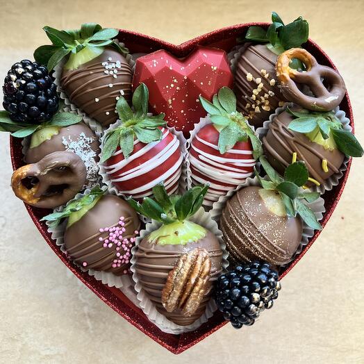 Caja en forma de corazon con fresas banadas en chocolate