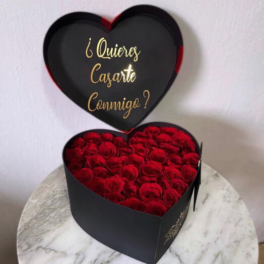 Cajita en forma de corazon con rojas rosas personalizado