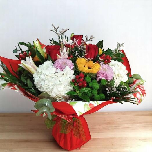 Explosion de couleurs avec des tournesols et des roses