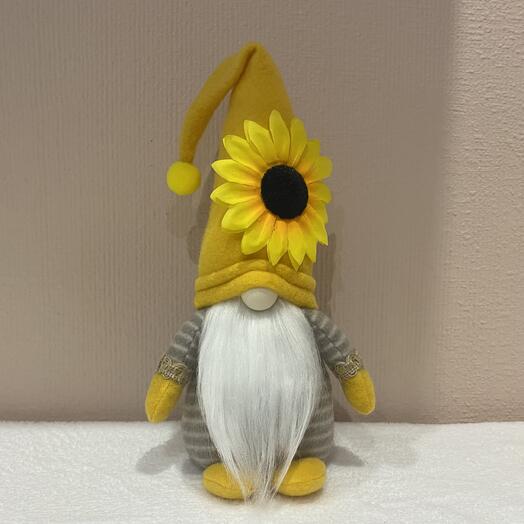 Gnomo de girasol hecho a mano