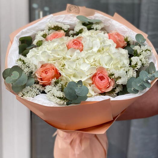 Ramo de hortensias y rosas naranjas