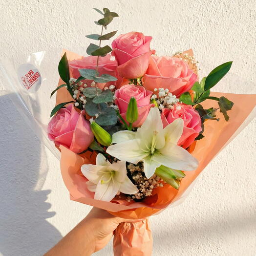 Ramo Stella – Rosas Rosadas y Lirios Blancos con Paniculata | Bouquet Elegante y Romantico