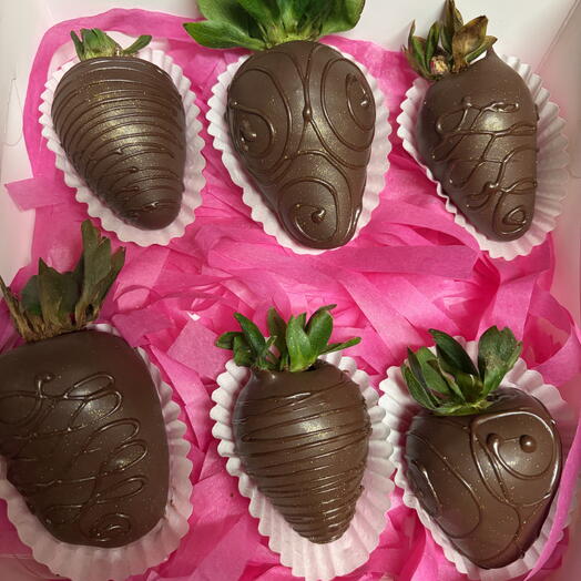 Caja de 6 fresas cubiertas en chocolate semiamargo
