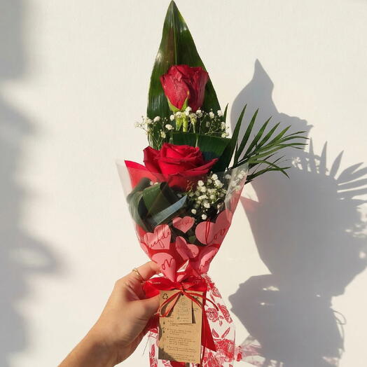 Tuyo – Bouquet of 2 premium Ecuadorian roses with greens and baby's breath