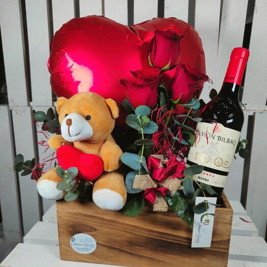 Caja Amor romantica con 3 rosas rojas, vino y peluche