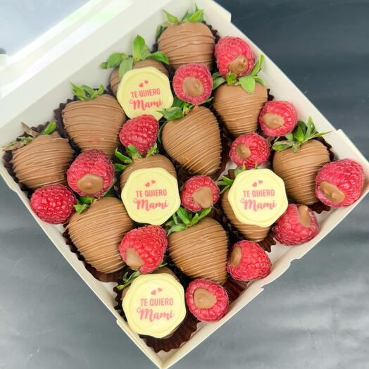 Te quiero mami and Milk chocolate covered strawberries and raspberries