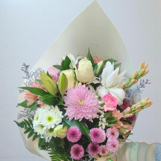 Ramo Delicado en Rosas y Blancos