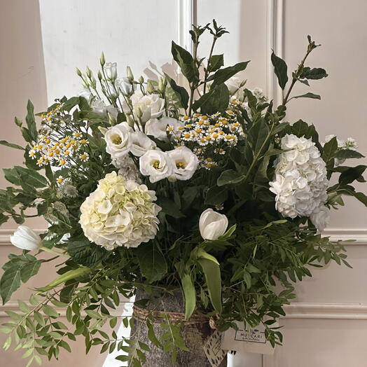 COPA DE CEMENTO CON FLORES DE TEMPORADA EN TONOS BLANCOS