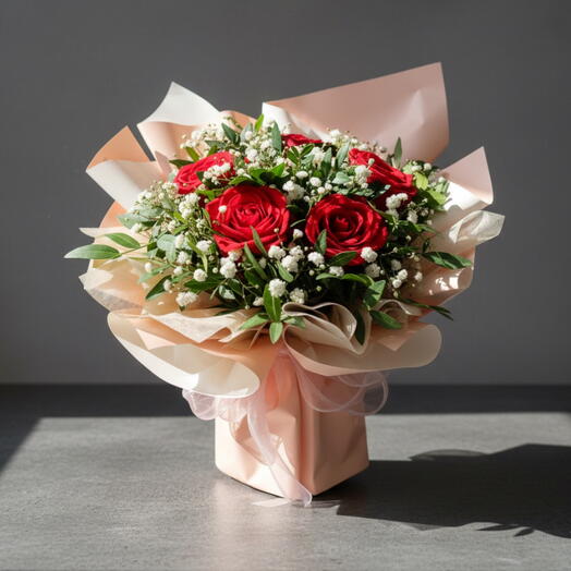 Clasico Amor – Bouquet de Rosas Rojas con Paticulata y Pistacia