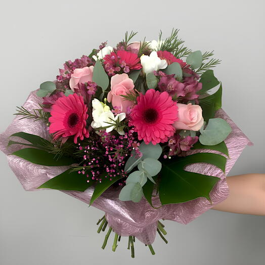 Ramo mixto con gerberas fucsias y rosas rosadas