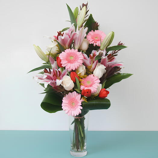 Ramo vertical mixto con gerberas rosas y lilium