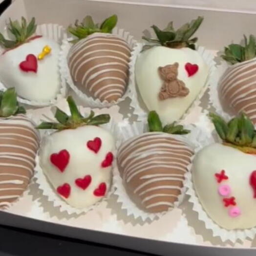 Caja de 8 fresas cubiertas en chocolate blanco y con leche