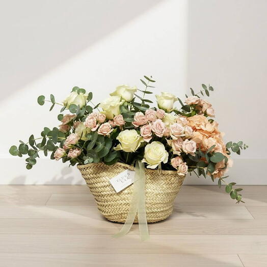Cesta Floral Romantica de Rosas Blancas y Spray en Tonos Melocoton