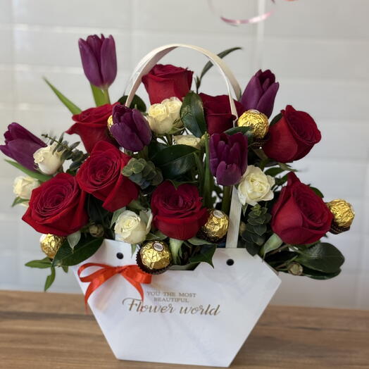 Cesta rosas y tulipanes