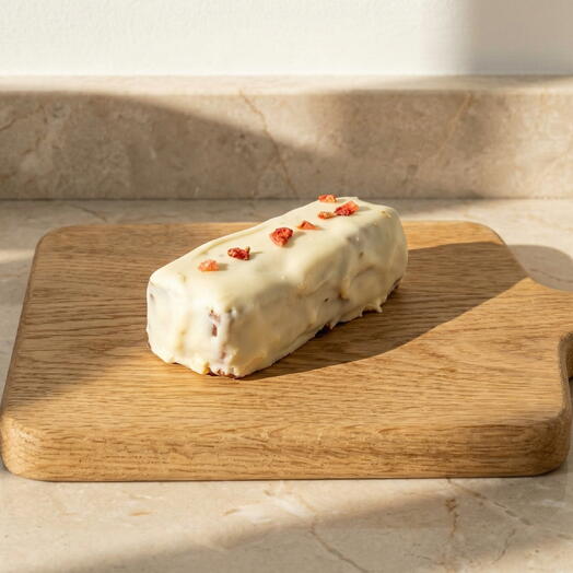 Barritas energeticas con chocolate blanco decoradas con fresas deshidratadas