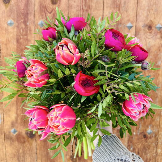 букет тюльпанов и ранункулюсов