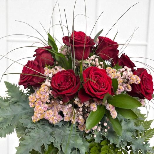 Bouquet of 12 Red Roses with Baby's Breath and Decorative Greenery – Iris Flors