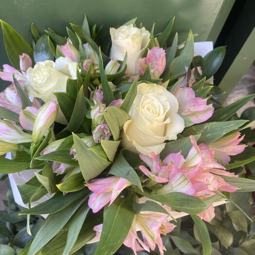 Букет із альстромерій та троянд