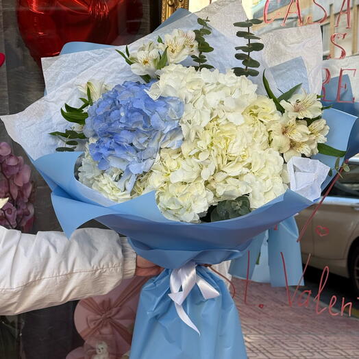 Ramo de alterlemeria y hortensias