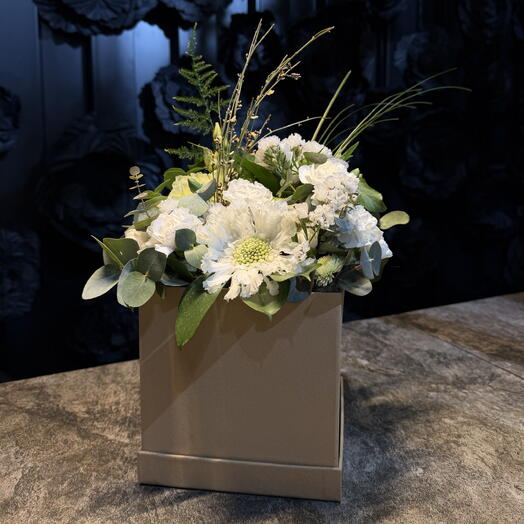 Біла коробка від ARAIK GALSTYAN