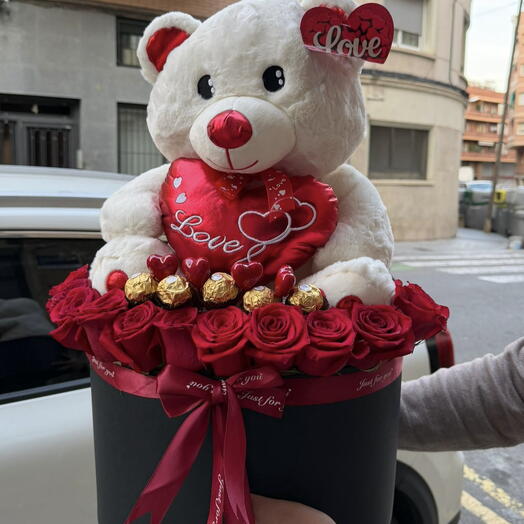 Caja de rosas con oso de peluche y chocolates Ferrero rocher
