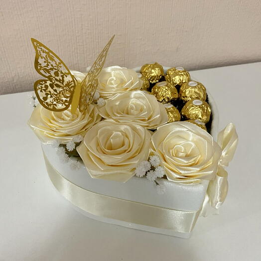 Cadeau élégant en boîte en forme de cœur avec roses crème et Ferrero Rocher