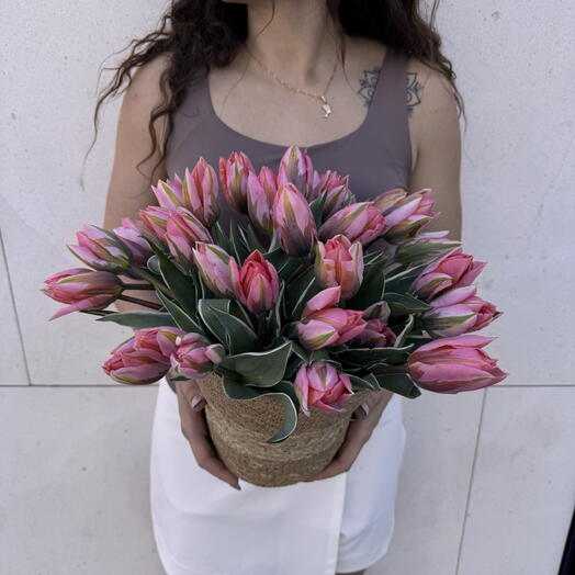 Cesta de tulipanes rosa dulce