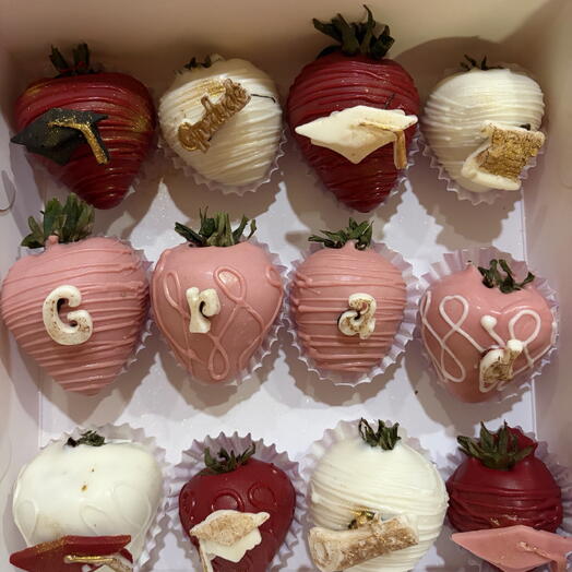Fresas cubiertas en chocolate tematica graduacion