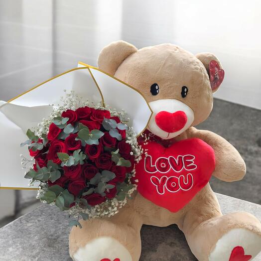 Oso con ramo de rosas rojas