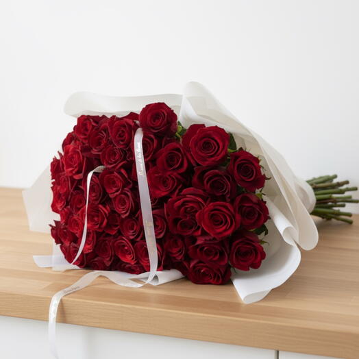 Composicion  rosas rojas - 50 ud. Dimensiones  Anchura - 90 cm Altura - 50 cm