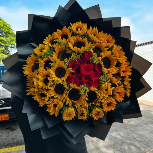 Ramo de 40 girasoles y centro de rosas