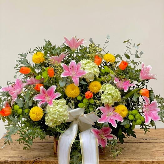 Centro Funerario Grande con Flores Variadas – Arreglo Floral Elegante para Condolencias