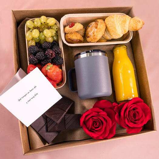 DESAYUNO GOLOSO CON RAMO DE ROSAS