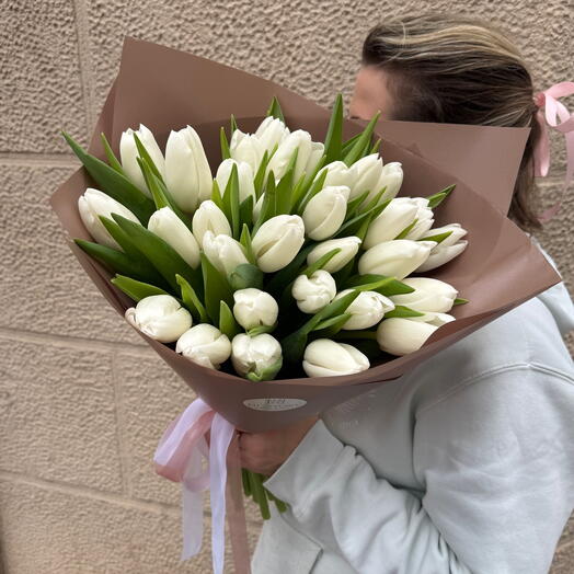 Elegancia Blanca: Ramo de Tulipanes Puros