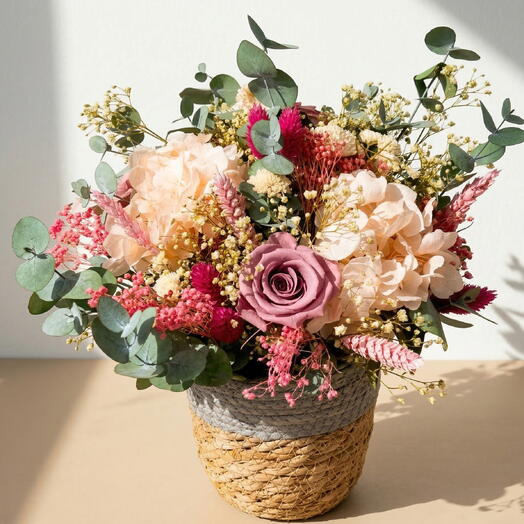 Cesto de Mimbre con Hortensias, Rosas y Flores Secas
